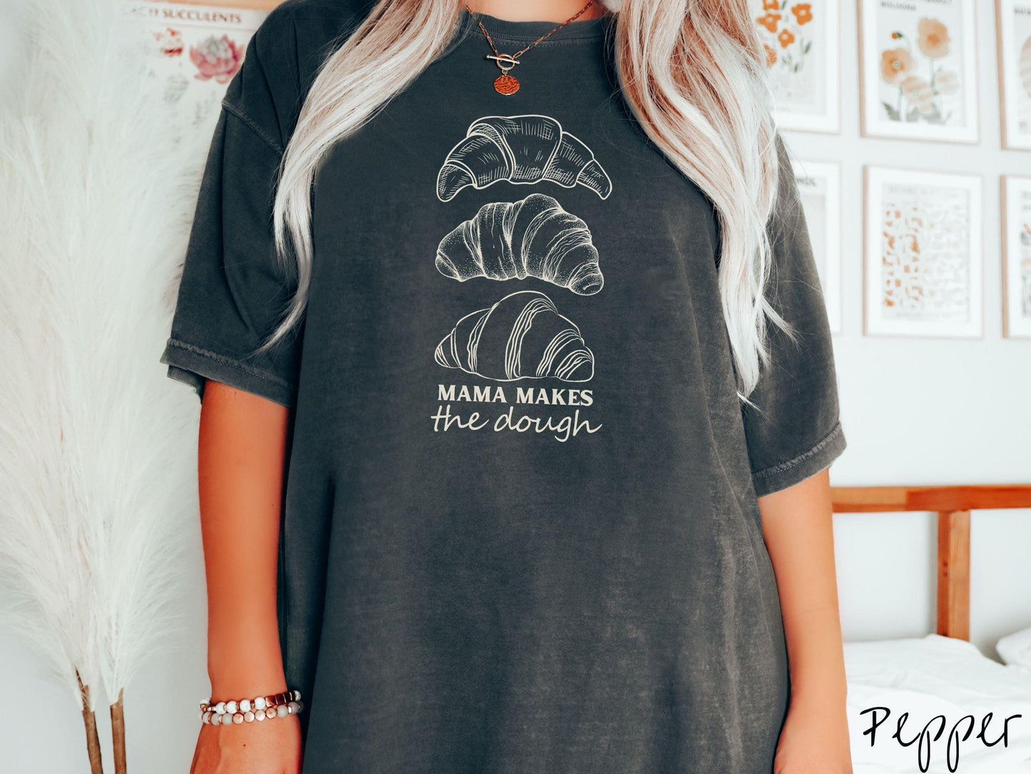 Mama Makes The Dough Croissant Outline Comfort Colors Shirt, Minimalistic Pun Sourdough Tee, Bread Maker Gift T-Shirt, Funny Baking Tee
