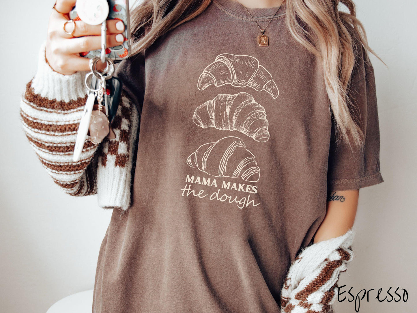 Mama Makes The Dough Croissant Outline Comfort Colors Shirt, Minimalistic Pun Sourdough Tee, Bread Maker Gift T-Shirt, Funny Baking Tee